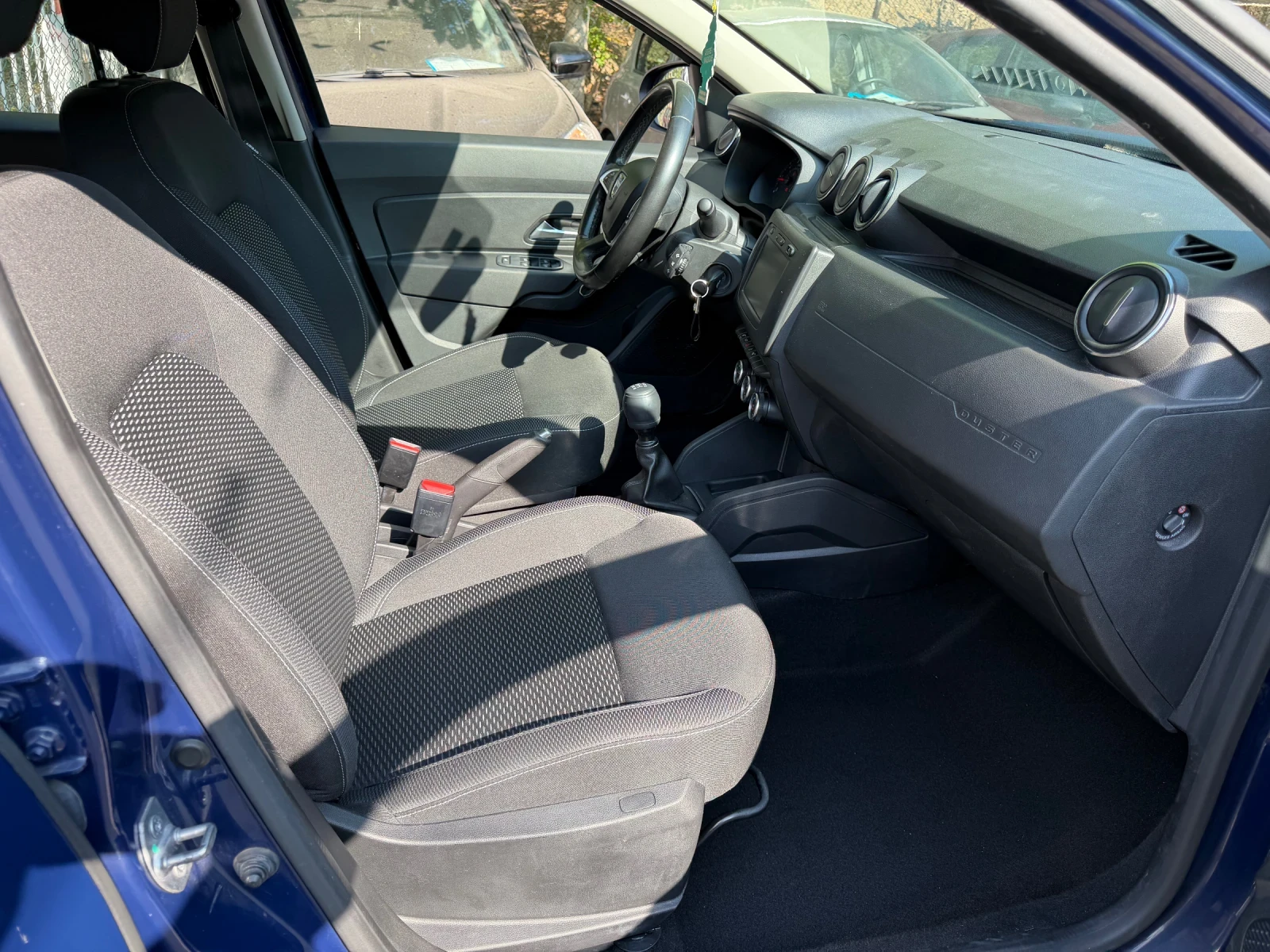 Dacia Duster 1.6i, снимка 11 - Автомобили и джипове - 56124748