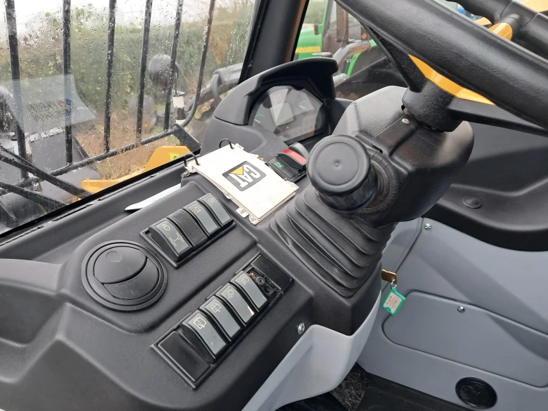 Телескопичен товарач Caterpillar TH407C, снимка 16 - Селскостопанска техника - 52815927