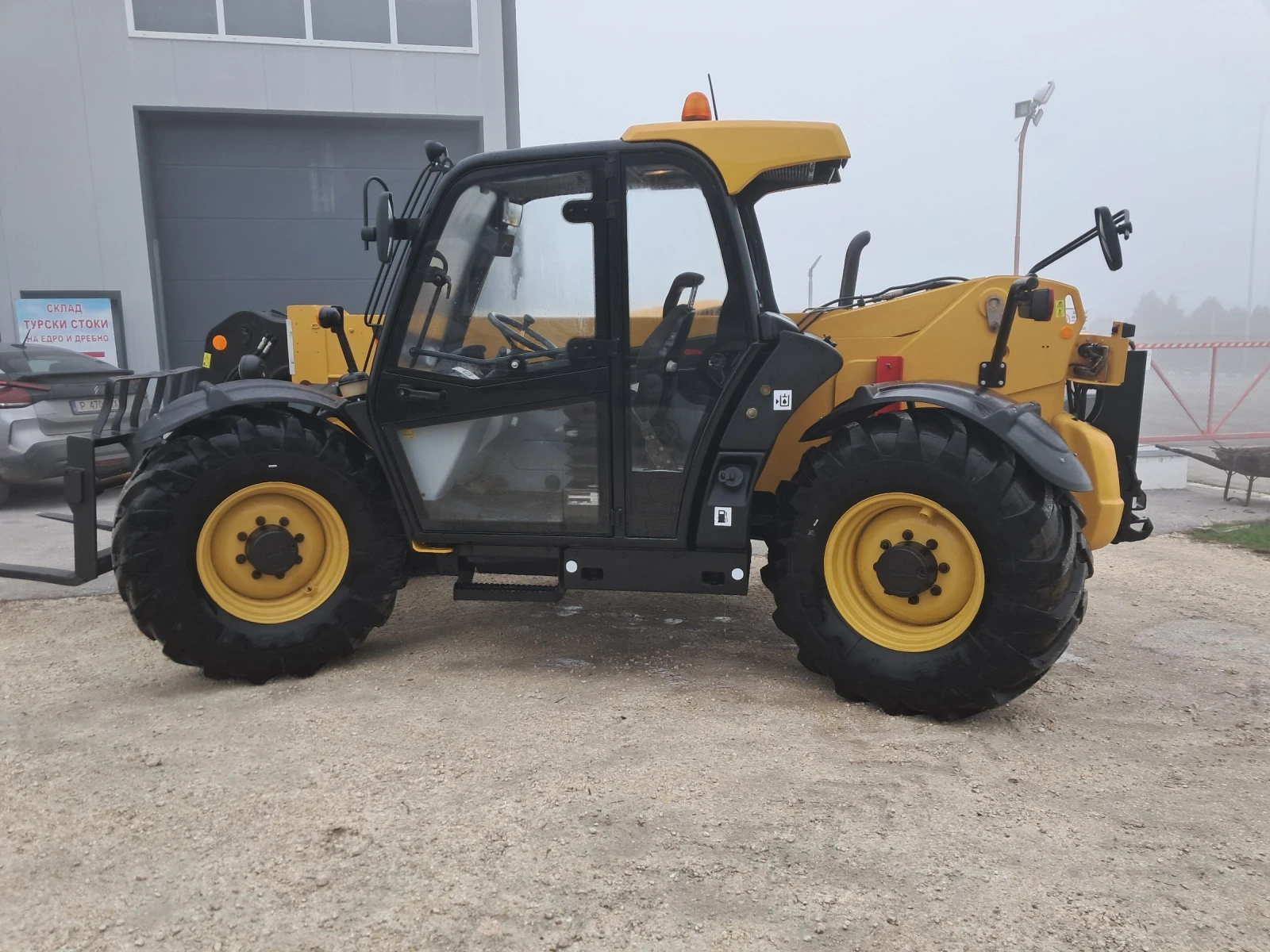 Телескопичен товарач Caterpillar TH407C - изображение 3