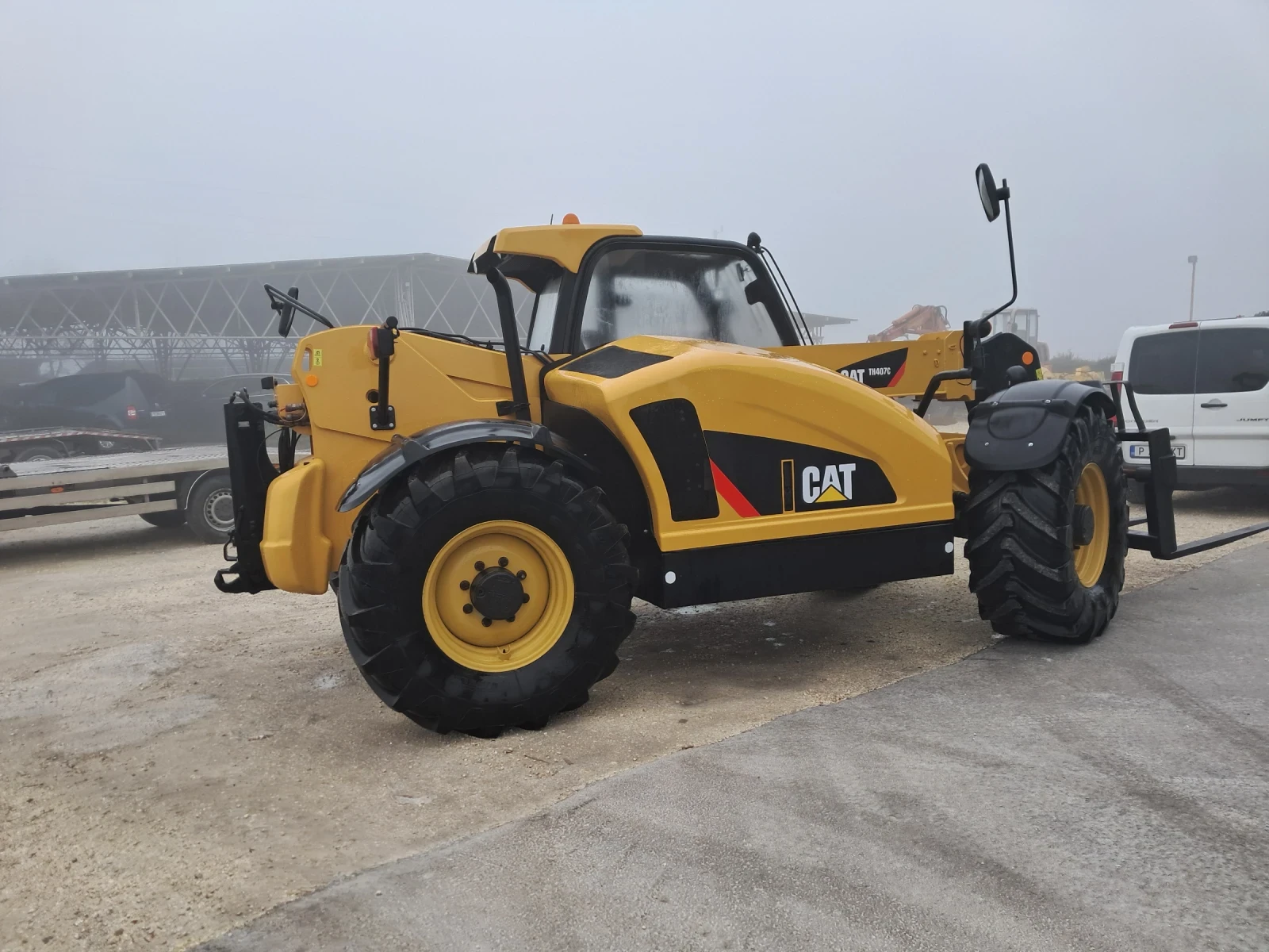 Телескопичен товарач Caterpillar TH407C - изображение 4