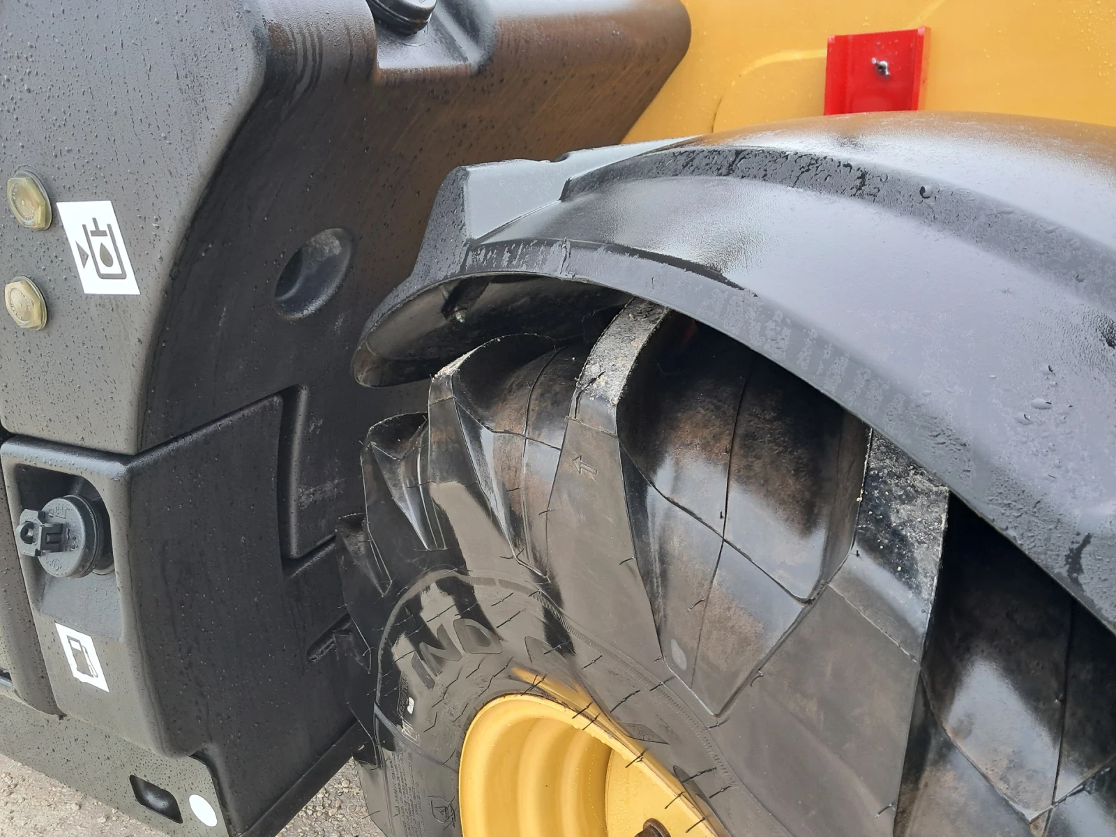 Телескопичен товарач Caterpillar TH407C - изображение 9