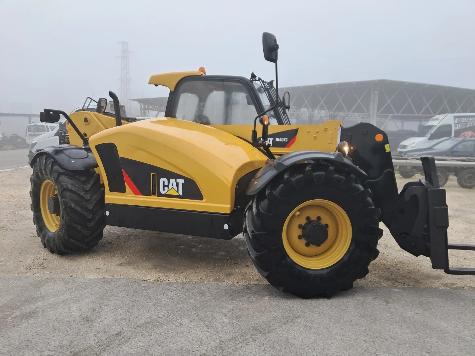 Телескопичен товарач Caterpillar TH407C - изображение 2