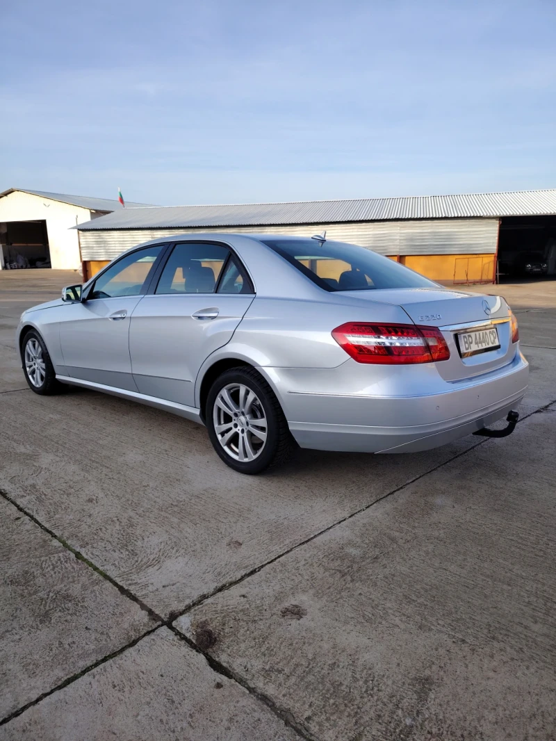 Mercedes-Benz E 220, снимка 8 - Автомобили и джипове - 52710951