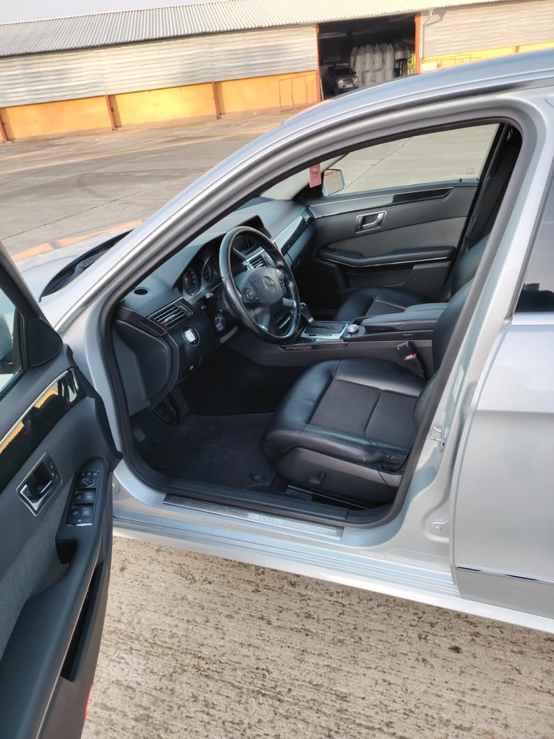 Mercedes-Benz E 220, снимка 12 - Автомобили и джипове - 52710951