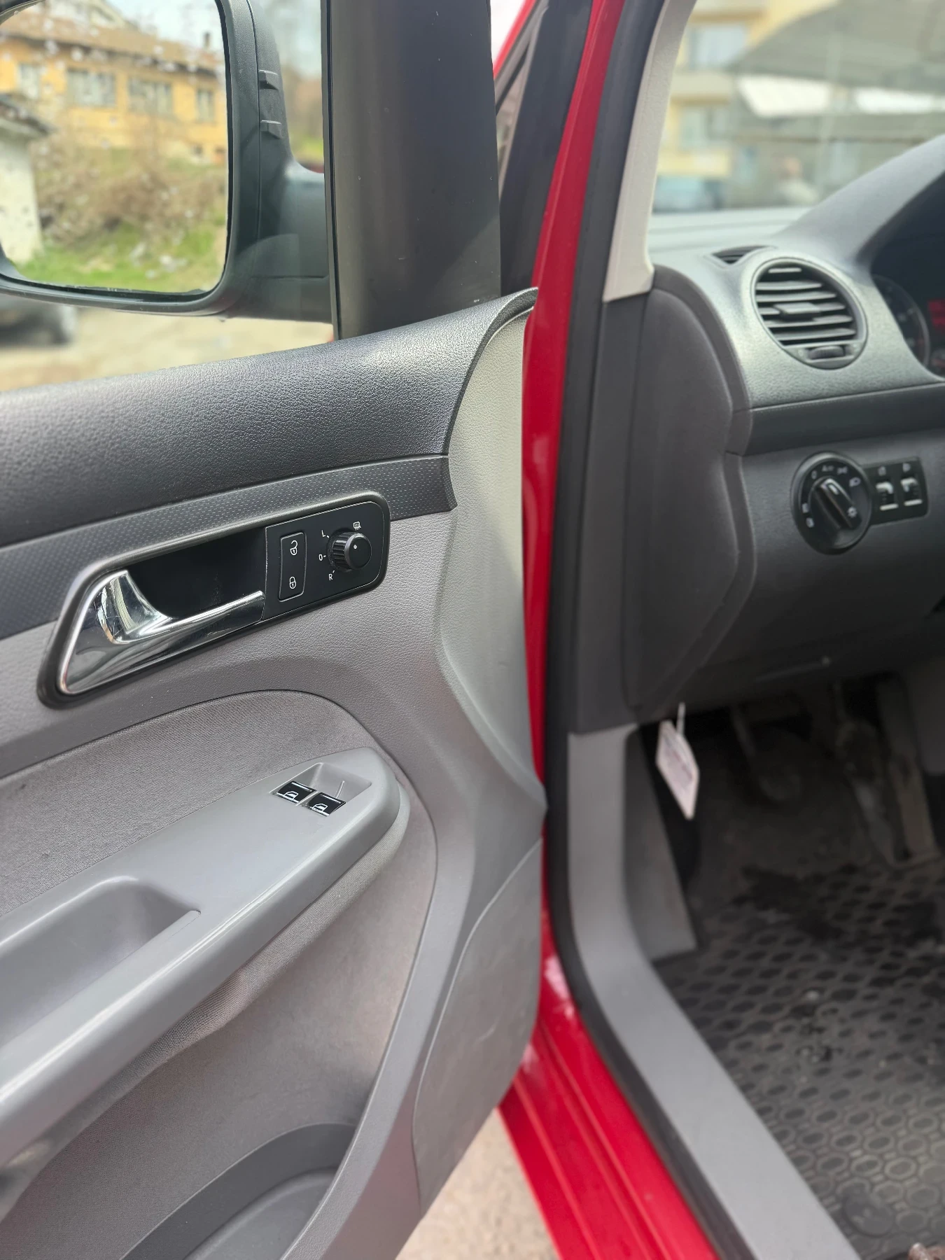 VW Caddy 1.4i, снимка 8 - Автомобили и джипове - 54432304