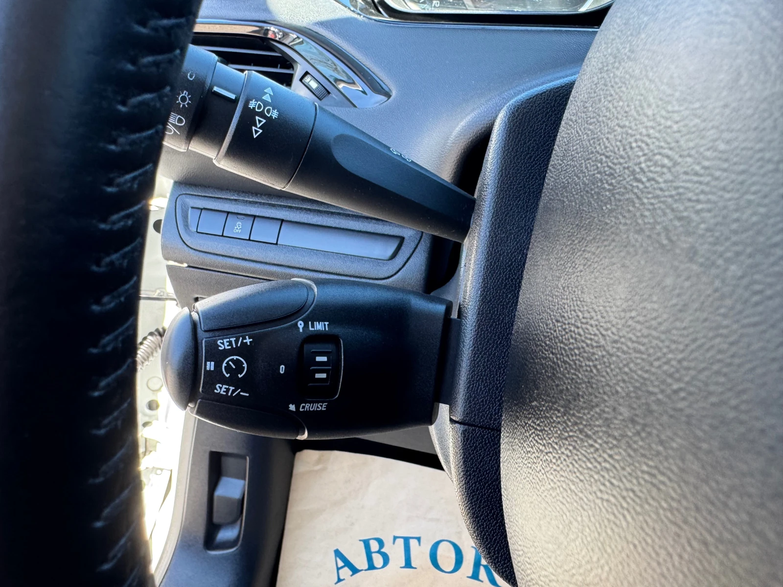 Peugeot 208 1.6 HDI-FACELIFT-ЛИЗИНГ, снимка 15 - Автомобили и джипове - 54113476