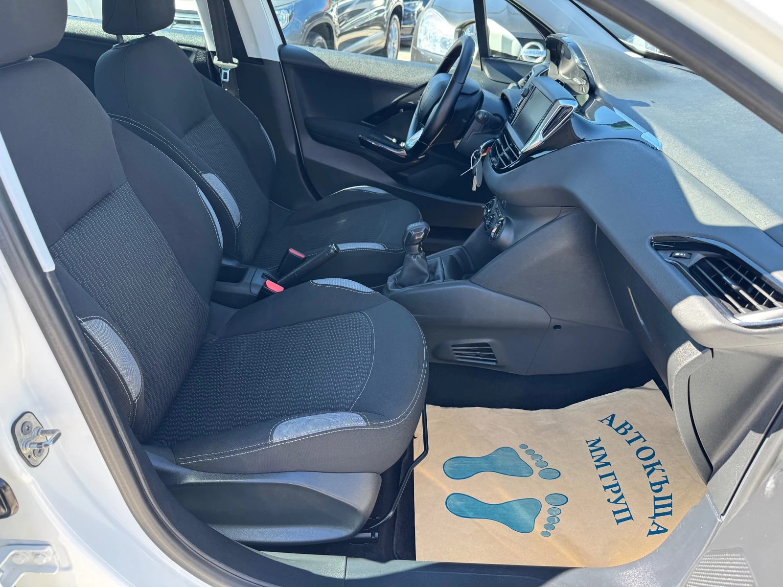 Peugeot 208 1.6 HDI-FACELIFT-ЛИЗИНГ, снимка 14 - Автомобили и джипове - 54113476