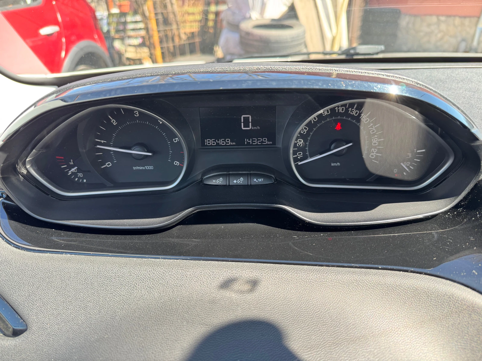 Peugeot 208 1.6 HDI-FACELIFT-ЛИЗИНГ, снимка 16 - Автомобили и джипове - 54113476