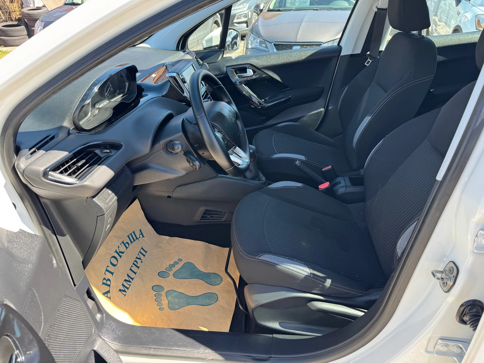 Peugeot 208 1.6 HDI-FACELIFT-ЛИЗИНГ, снимка 13 - Автомобили и джипове - 54113476