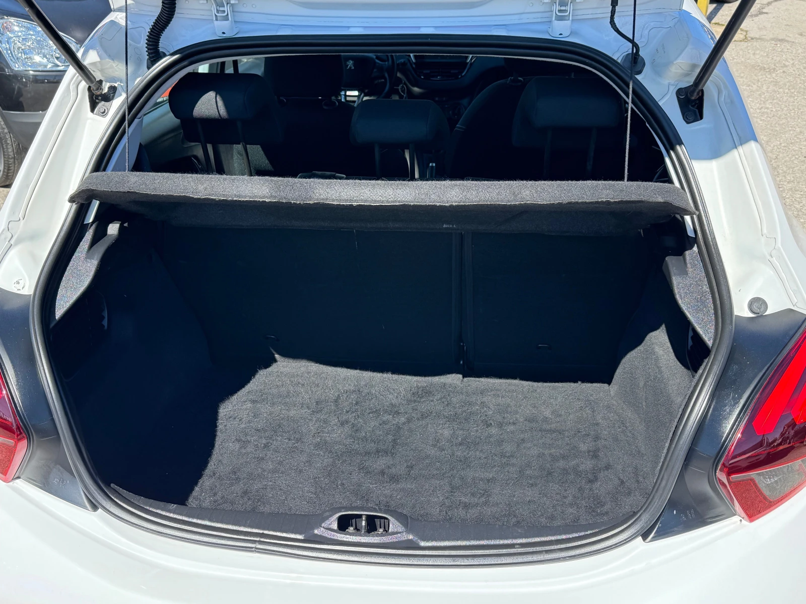 Peugeot 208 1.6 HDI-FACELIFT-ЛИЗИНГ, снимка 4 - Автомобили и джипове - 54113476