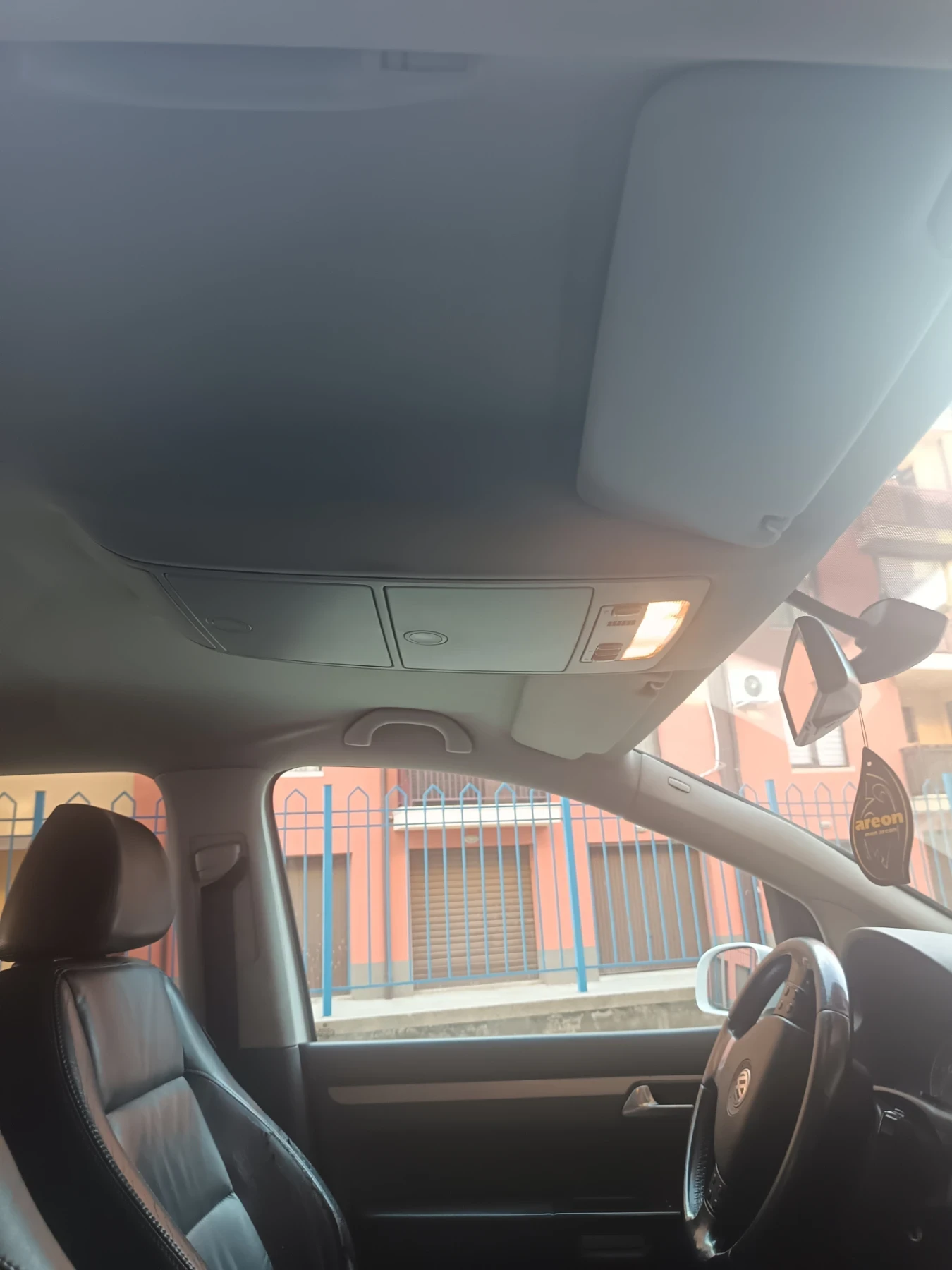 VW Touran Cross 1.9, снимка 13 - Автомобили и джипове - 54520912