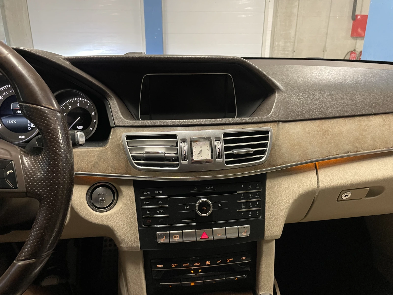 Mercedes-Benz E 350 V6 | KEYLESS | BLIND SPOT | NAVI | CAMERA | 302к.с, снимка 16 - Автомобили и джипове - 54945185