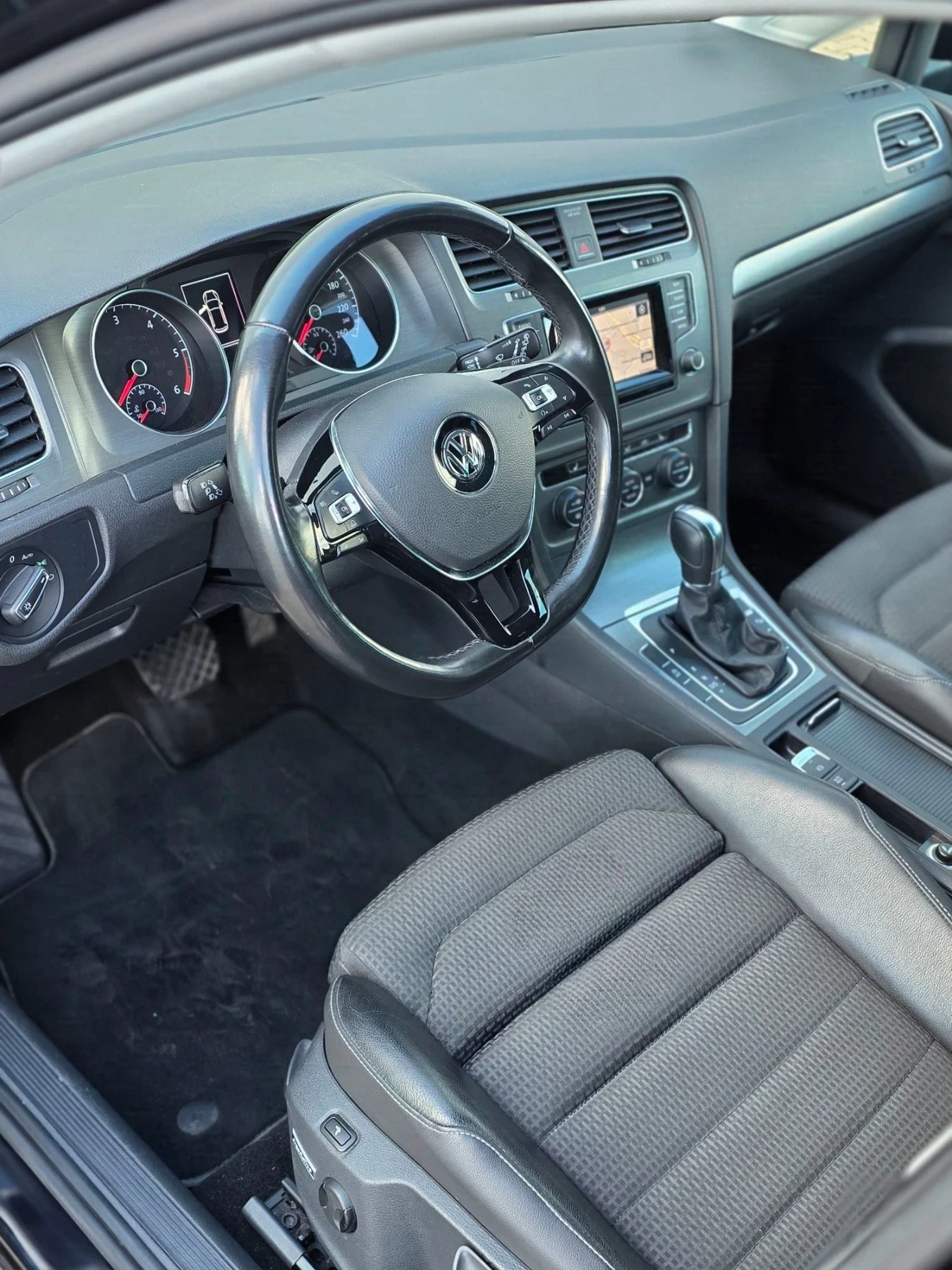 VW Golf 1.6tdi DSG/ Би Ксенон/Кожа/Печка/Навигация, снимка 9 - Автомобили и джипове - 56258942