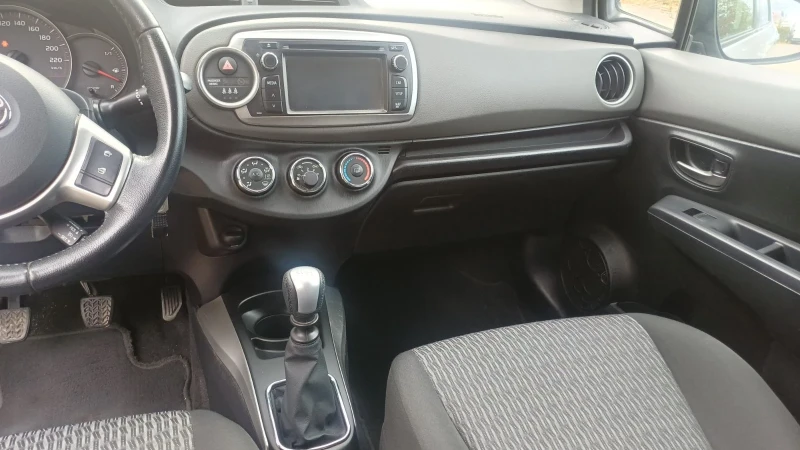 Toyota Yaris 1, 4 дизел , снимка 8 - Автомобили и джипове - 52512621