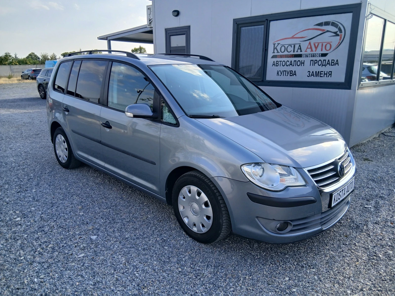 VW Touran КАТО НОВА, снимка 3 - Автомобили и джипове - 53896139