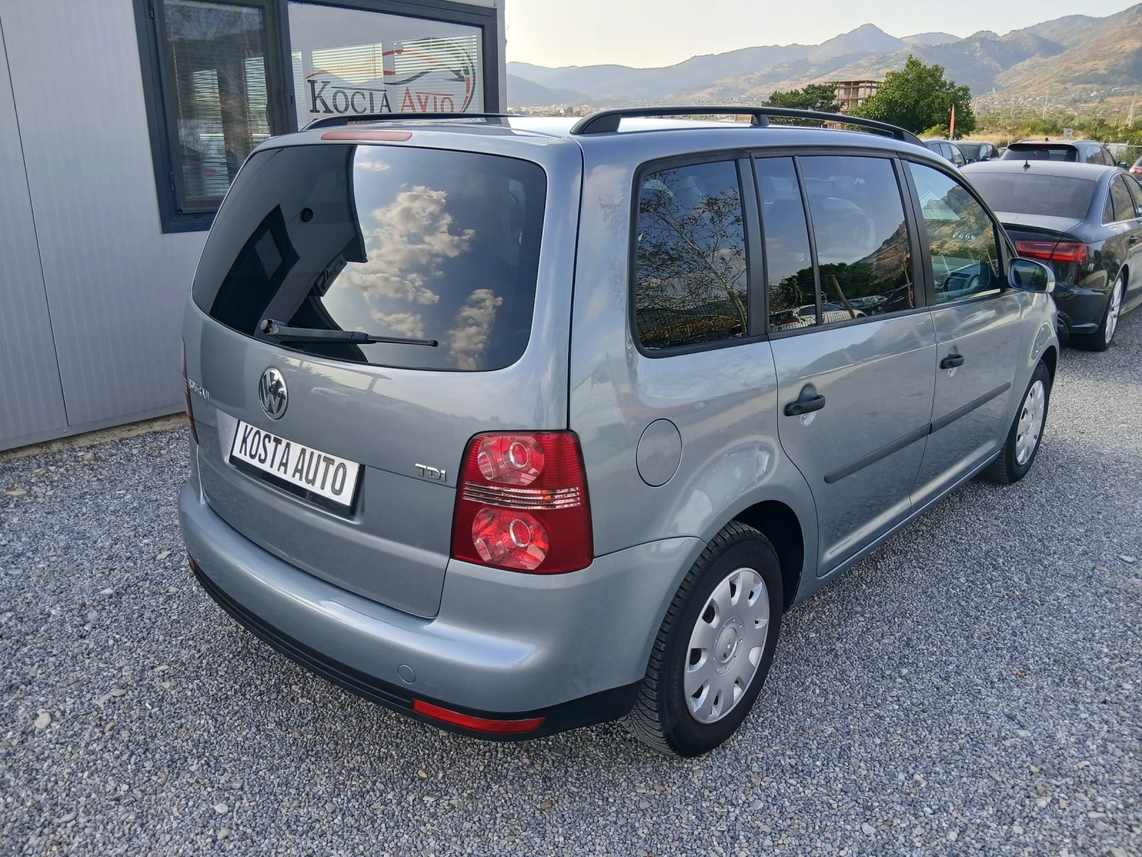 VW Touran КАТО НОВА, снимка 5 - Автомобили и джипове - 53896139