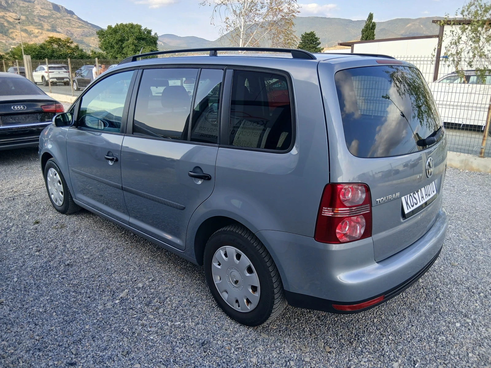 VW Touran КАТО НОВА, снимка 8 - Автомобили и джипове - 53896139