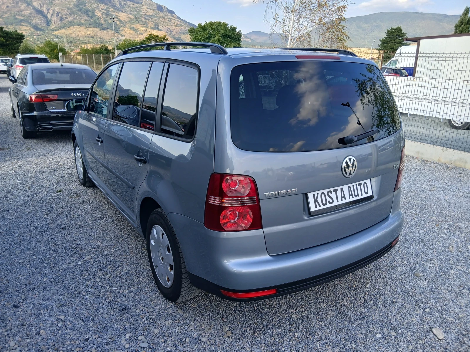VW Touran КАТО НОВА, снимка 7 - Автомобили и джипове - 53896139