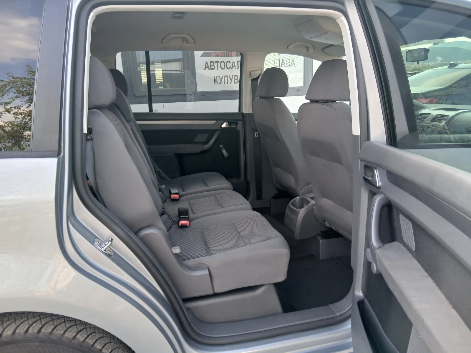 VW Touran КАТО НОВА, снимка 16 - Автомобили и джипове - 53896139