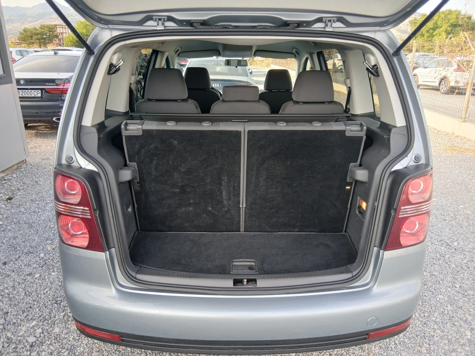 VW Touran КАТО НОВА, снимка 17 - Автомобили и джипове - 53896139