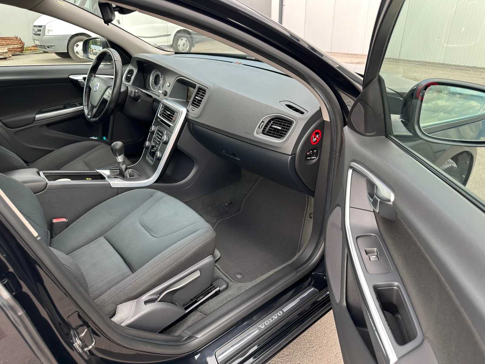 Volvo S60 D3, снимка 10 - Автомобили и джипове - 55610058