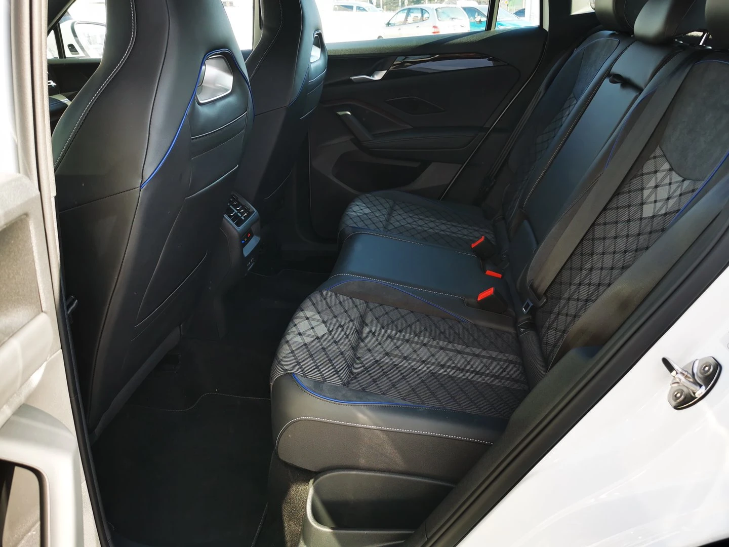 VW Tiguan, снимка 8 - Автомобили и джипове - 55642043