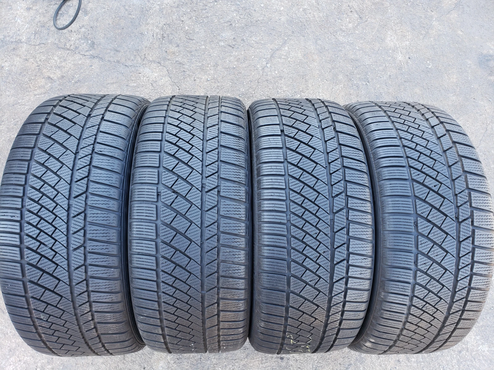Гуми Зимни 255/40R20, снимка 2 - Гуми и джанти - 56094946