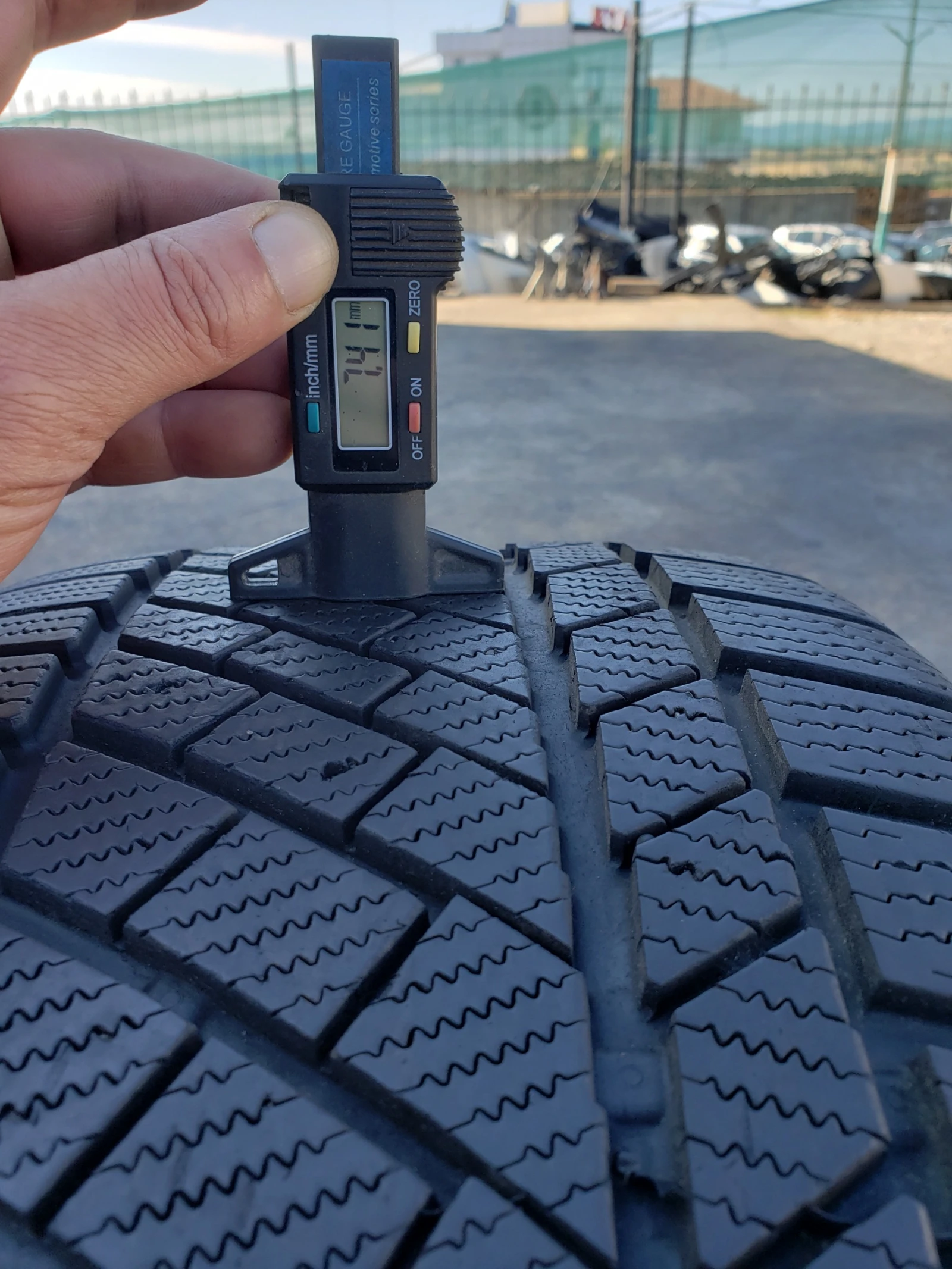 Гуми Зимни 255/40R20, снимка 9 - Гуми и джанти - 56094946