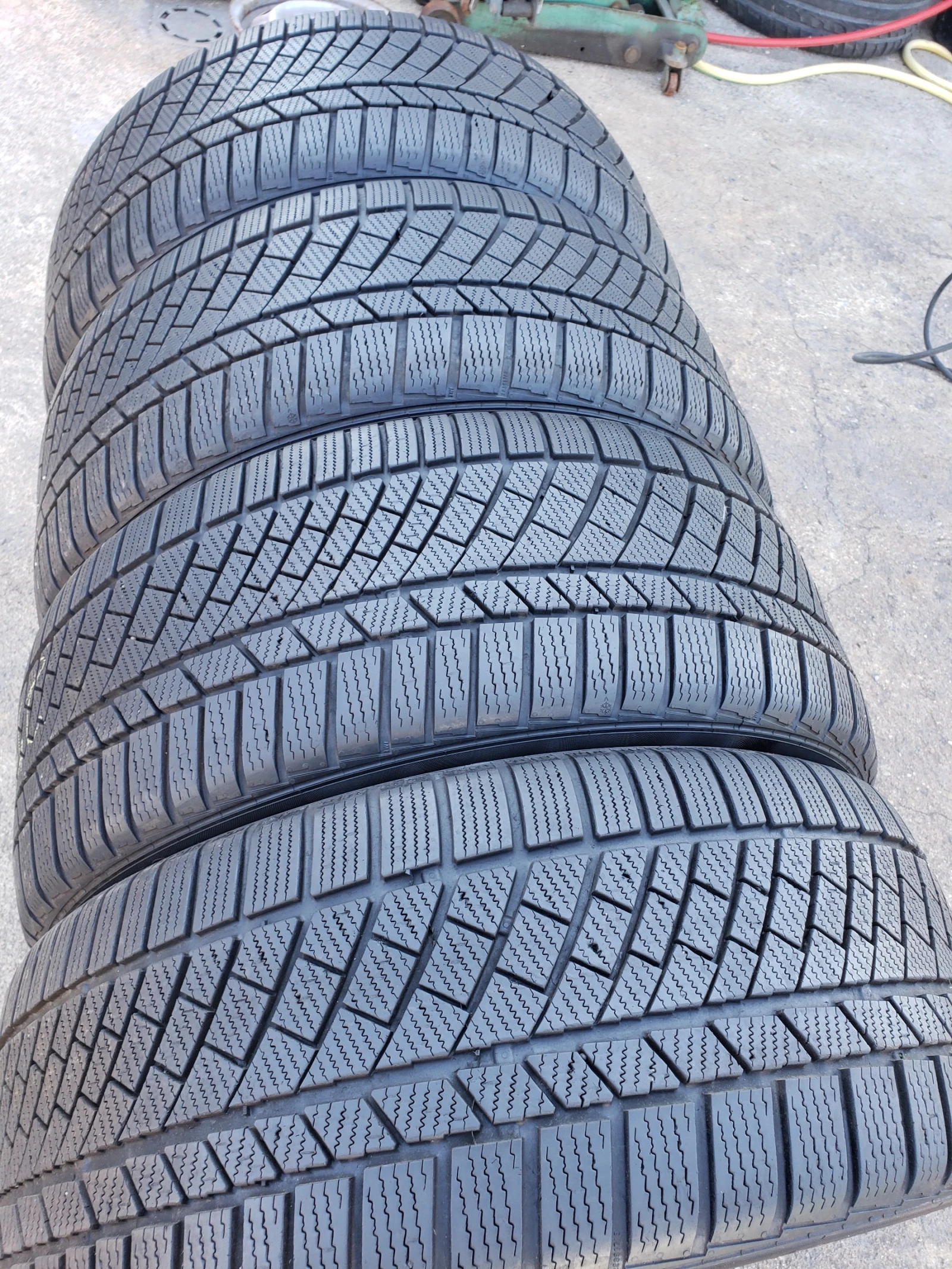 Гуми Зимни 255/40R20, снимка 3 - Гуми и джанти - 56094946