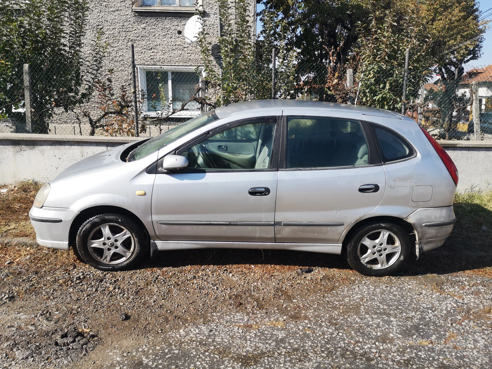 Nissan Almera tino 2.2d - изображение 3