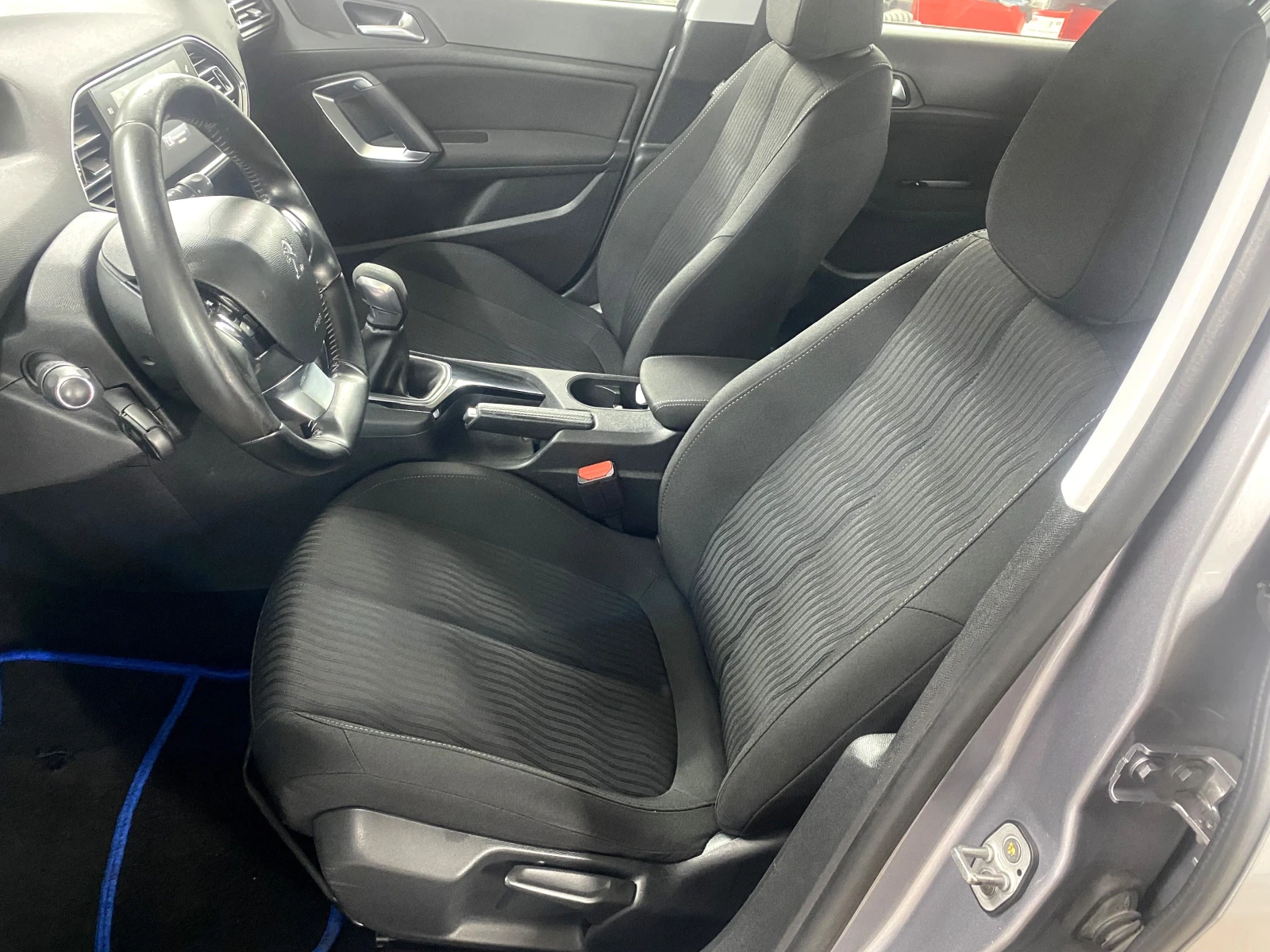 Peugeot 308 1.6HDI Hatchback - изображение 9