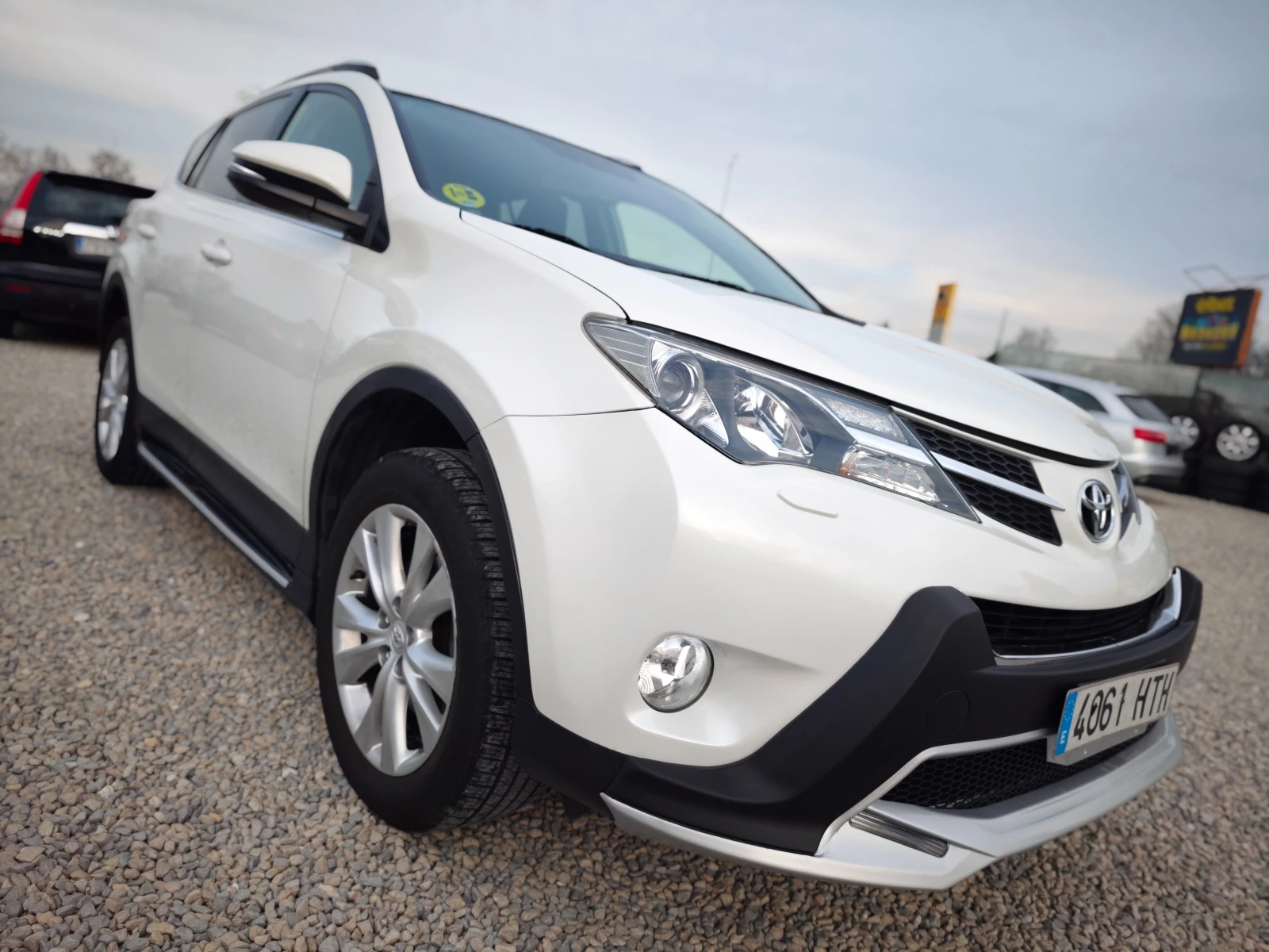 Toyota Rav4 БЯЛА ПЕРЛА/РОЛБАР/СТЕПЕНКИ/РЕЙЛИНГ/WAZE/NAV/USB - изображение 6