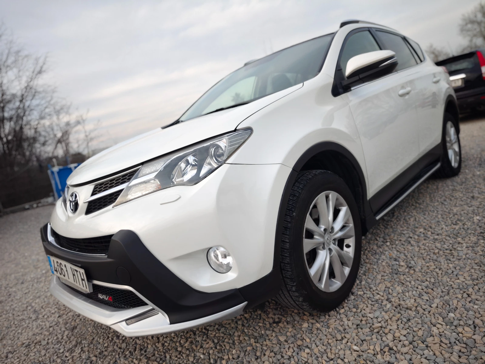 Toyota Rav4 БЯЛА ПЕРЛА/РОЛБАР/СТЕПЕНКИ/РЕЙЛИНГ/WAZE/NAV/USB - изображение 4