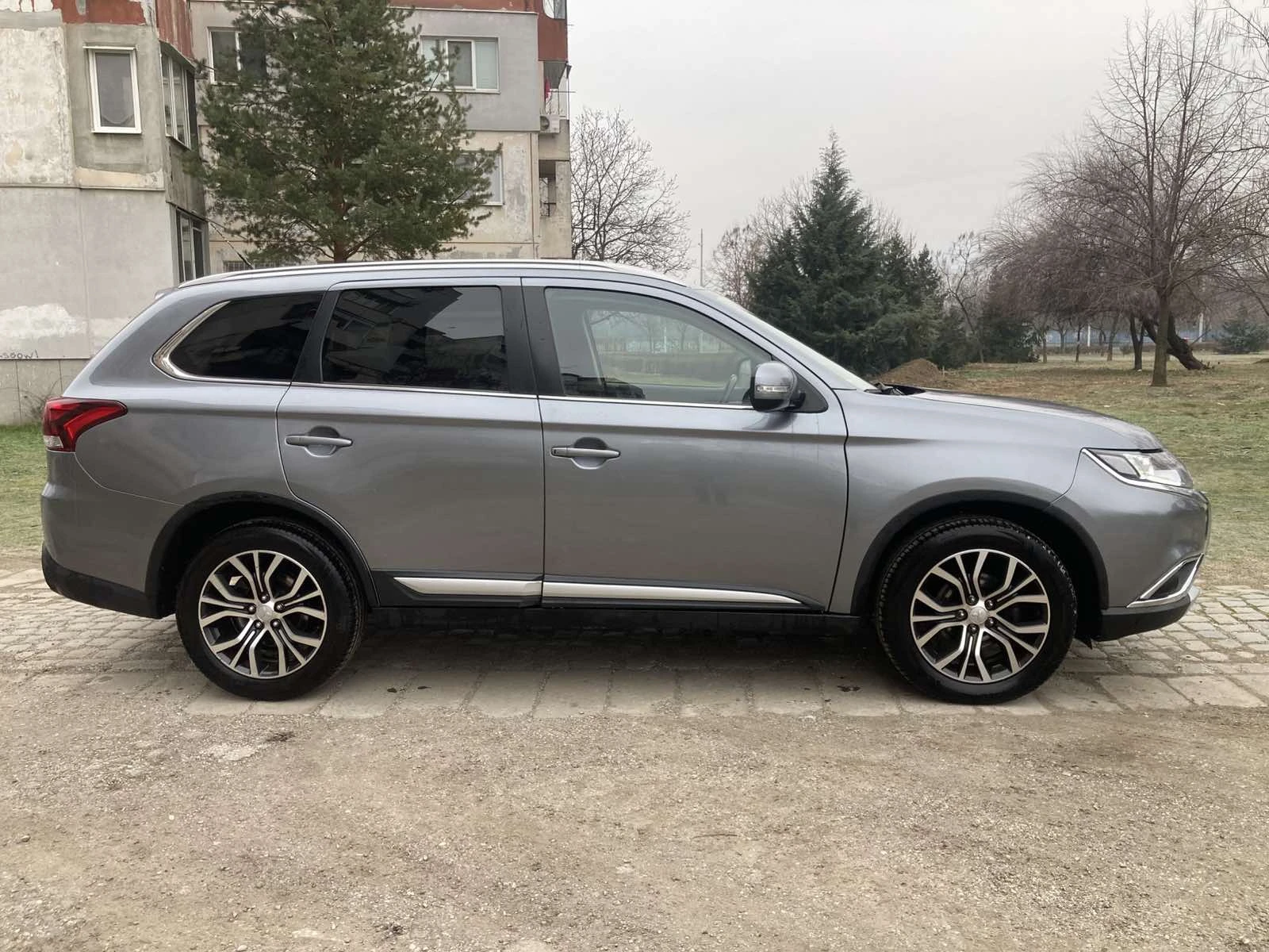 Mitsubishi Outlander 2.2 DI-D 4x4 Автоматик Фейслифт - изображение 6