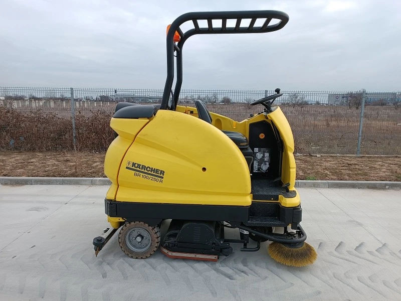 Други специализирани машини Друга Karcher B100/250 R BP, снимка 1 - Индустриална техника - 44298050