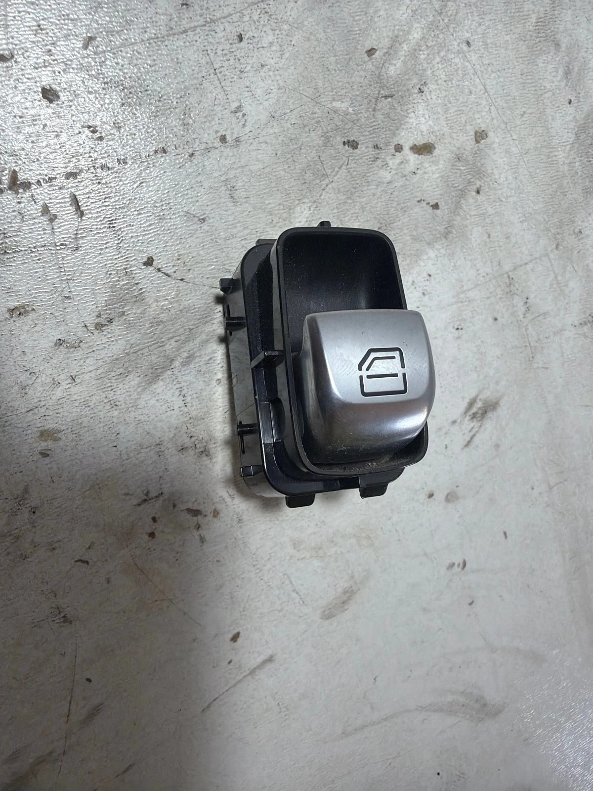 копче ел. стъкла A2229052203 Mercedes C