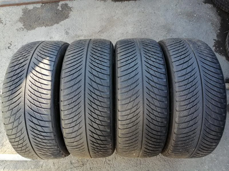 Гуми Зимни 225/50R18, снимка 1 - Гуми и джанти - 34630642