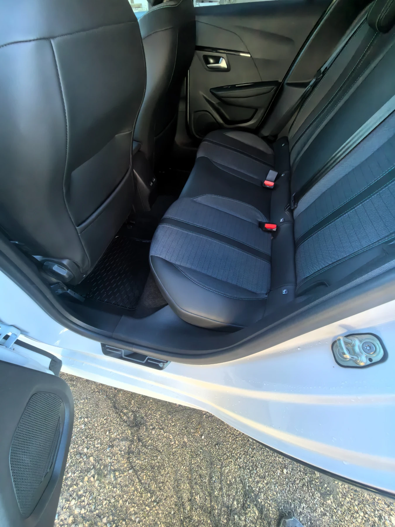 Peugeot 208 31000.  3D i-COCKPIT  | Mobile.bg   12