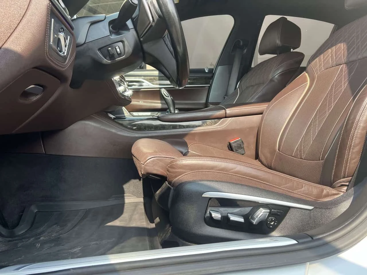 BMW 750 * xDRIVE 360 CAMERA | FULLY LOADED * CARFAX * ЦЕНА, снимка 10 - Автомобили и джипове - 55380839