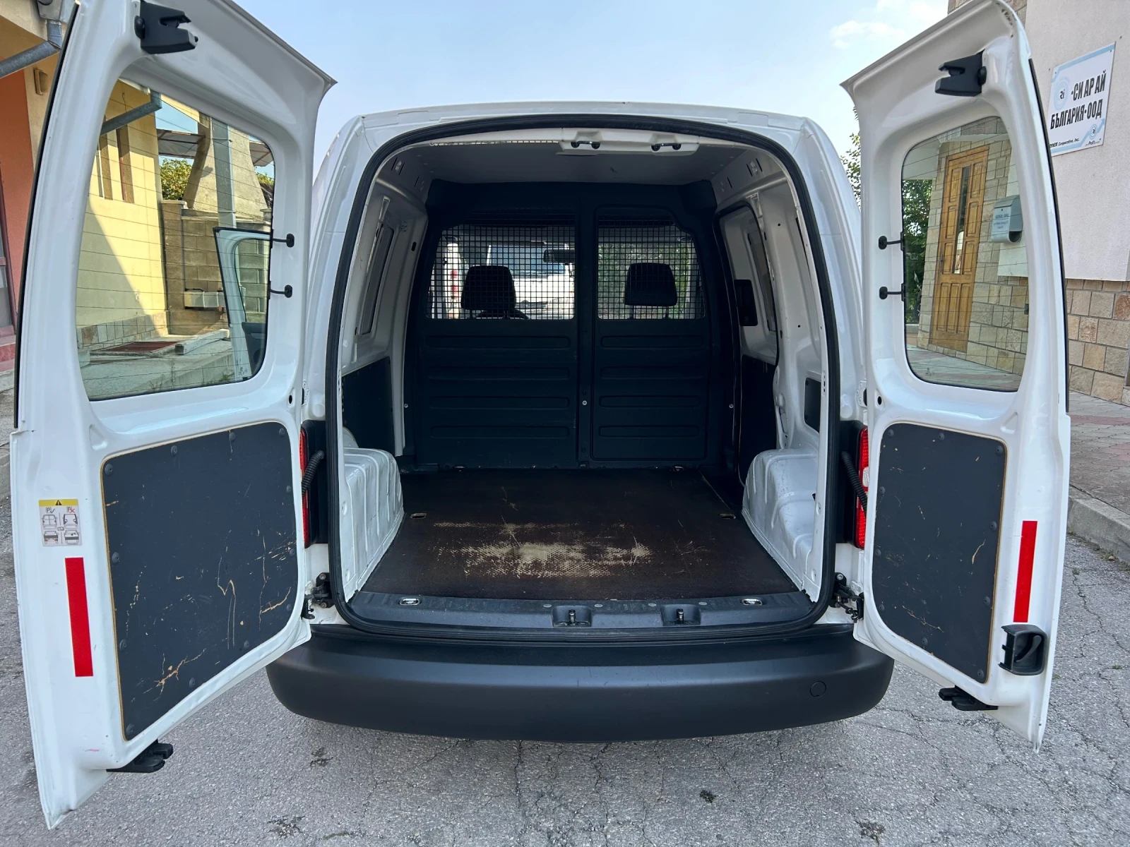 VW Caddy 1.6TDI КЛИМАТИК, снимка 13 - Автомобили и джипове - 56042818
