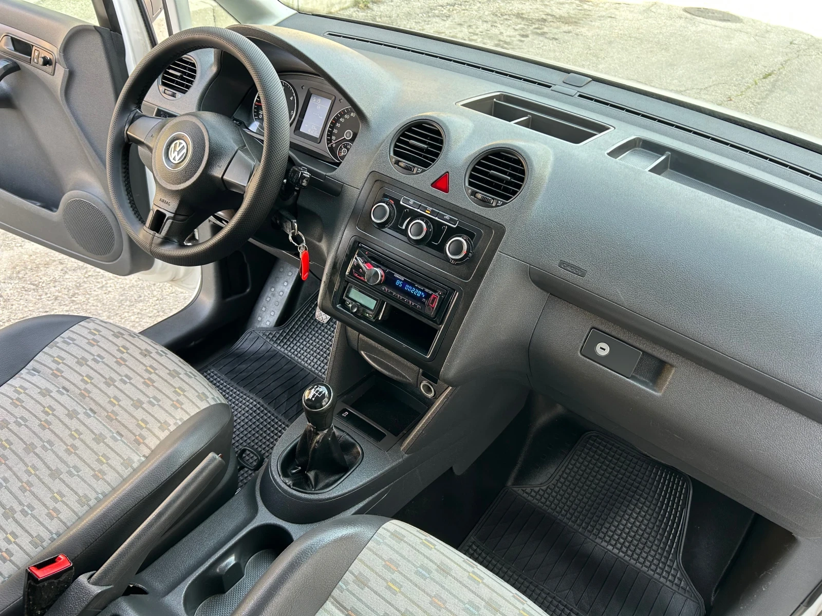 VW Caddy 1.6TDI КЛИМАТИК, снимка 9 - Автомобили и джипове - 56042818