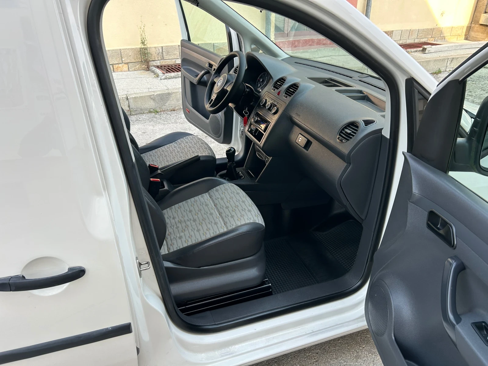 VW Caddy 1.6TDI КЛИМАТИК, снимка 11 - Автомобили и джипове - 56042818