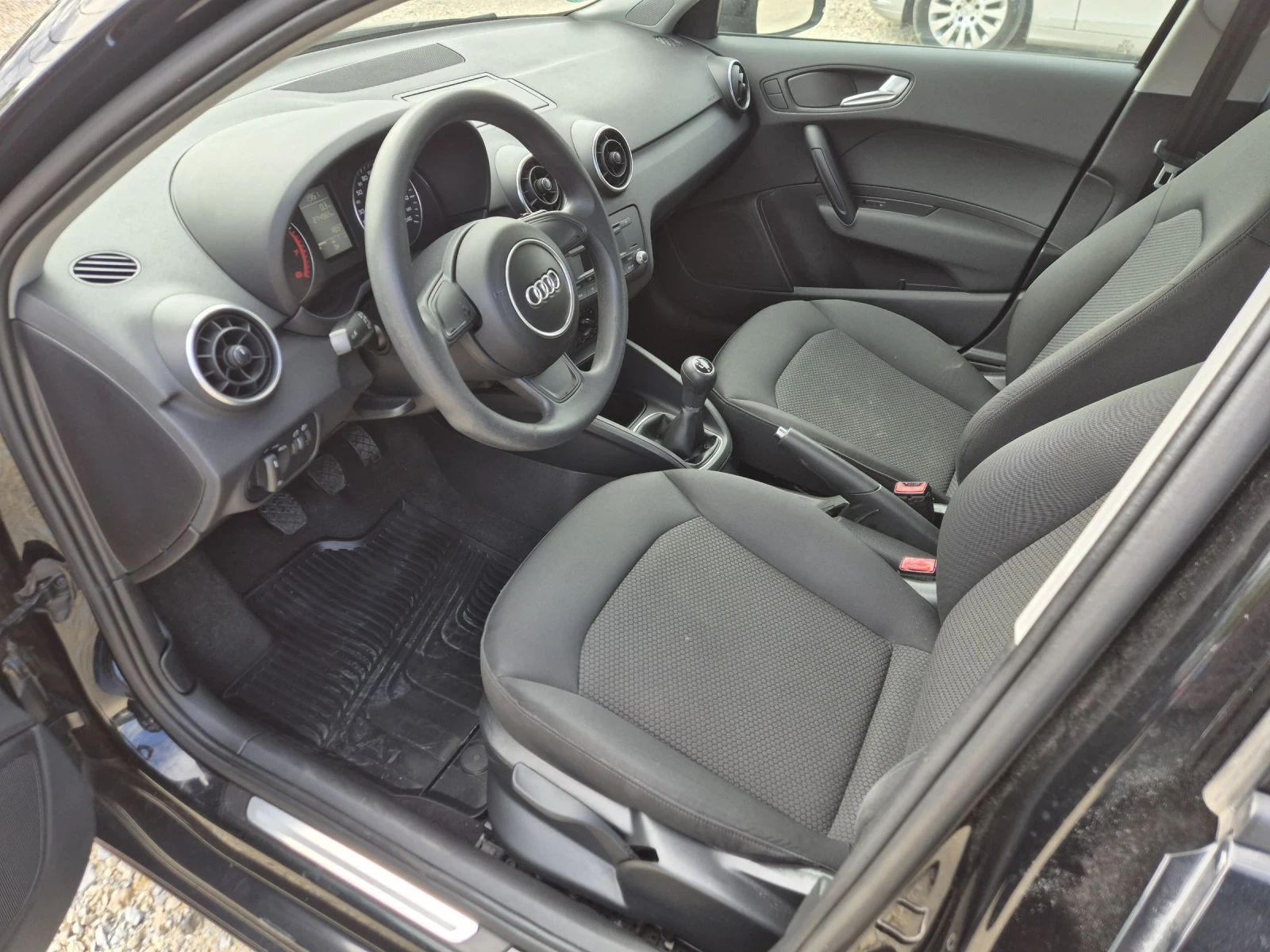 Audi A1 1.2 - изображение 4