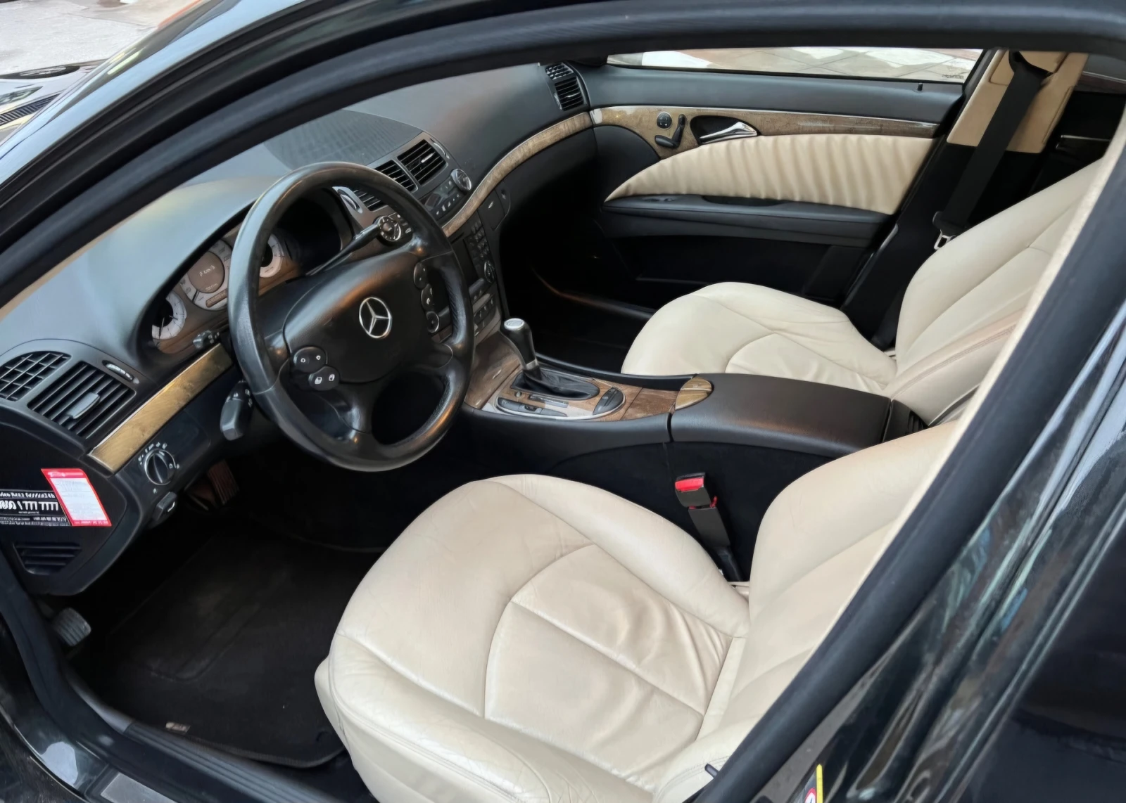 Mercedes-Benz E 500 AMG Pack Harman Kardon/Memory/Navi/BiXenon, снимка 14 - Автомобили и джипове - 54937333