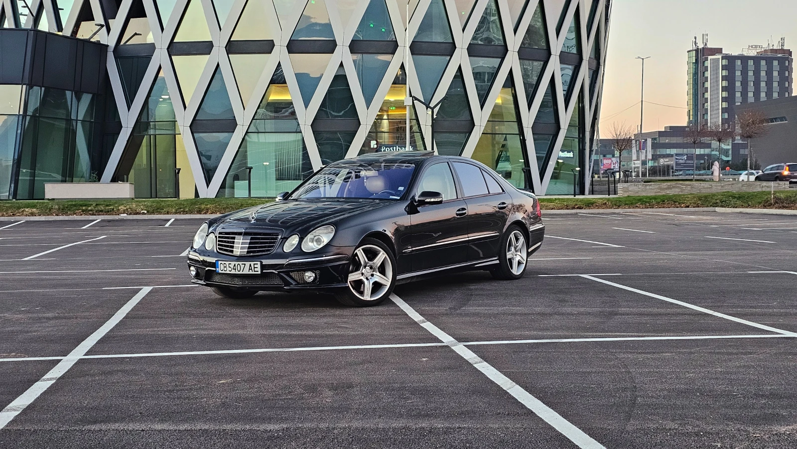 Mercedes-Benz E 500 AMG Pack Harman Kardon/Memory/Navi/BiXenon, снимка 3 - Автомобили и джипове - 54937333