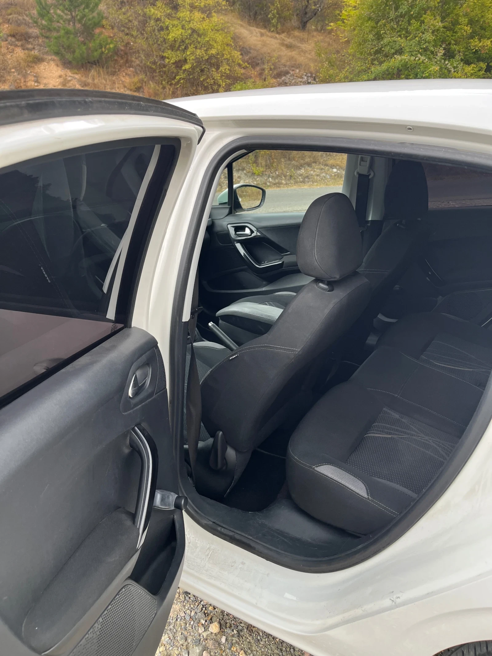 Peugeot 208 1.4 HDI, снимка 11 - Автомобили и джипове - 56168154