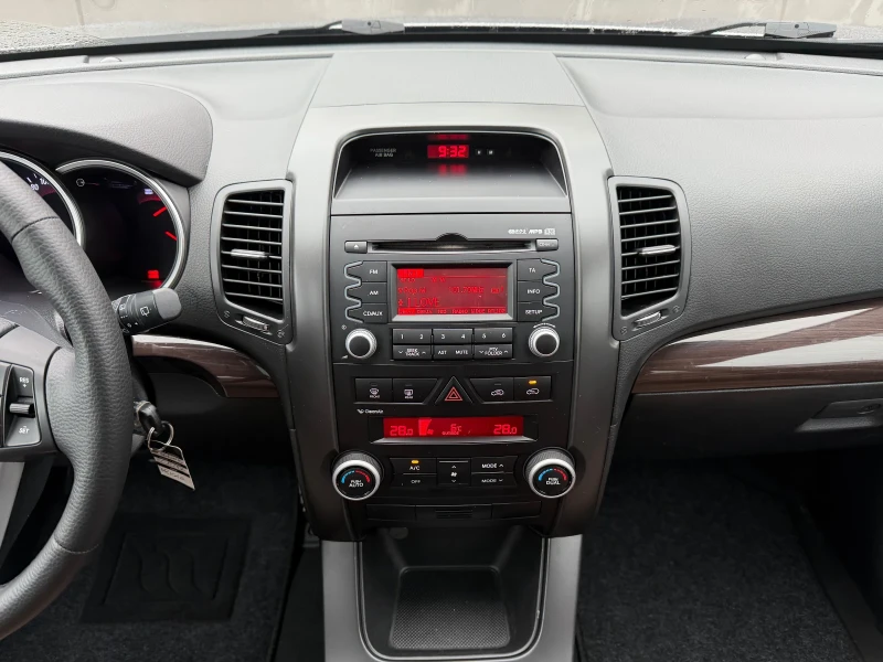 Kia Sorento 2.2CRDI 16v, снимка 12 - Автомобили и джипове - 52669082