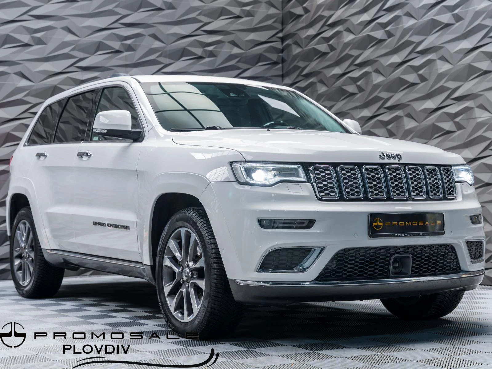 Jeep Grand cherokee SUMMIT* H&K* PANO* CAM* ОБДУХВ* ПОДГРЕВ* NAVI*  | Auto.bg — изображение 1