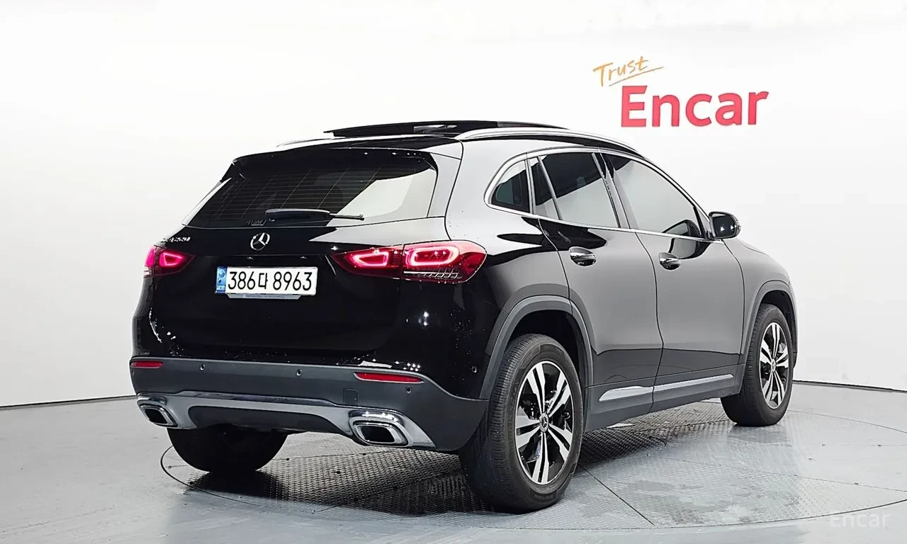 Mercedes-Benz GLA 220 Памет* Ambient* Камера* Подгрев* Панорама, снимка 2 - Автомобили и джипове - 55752140