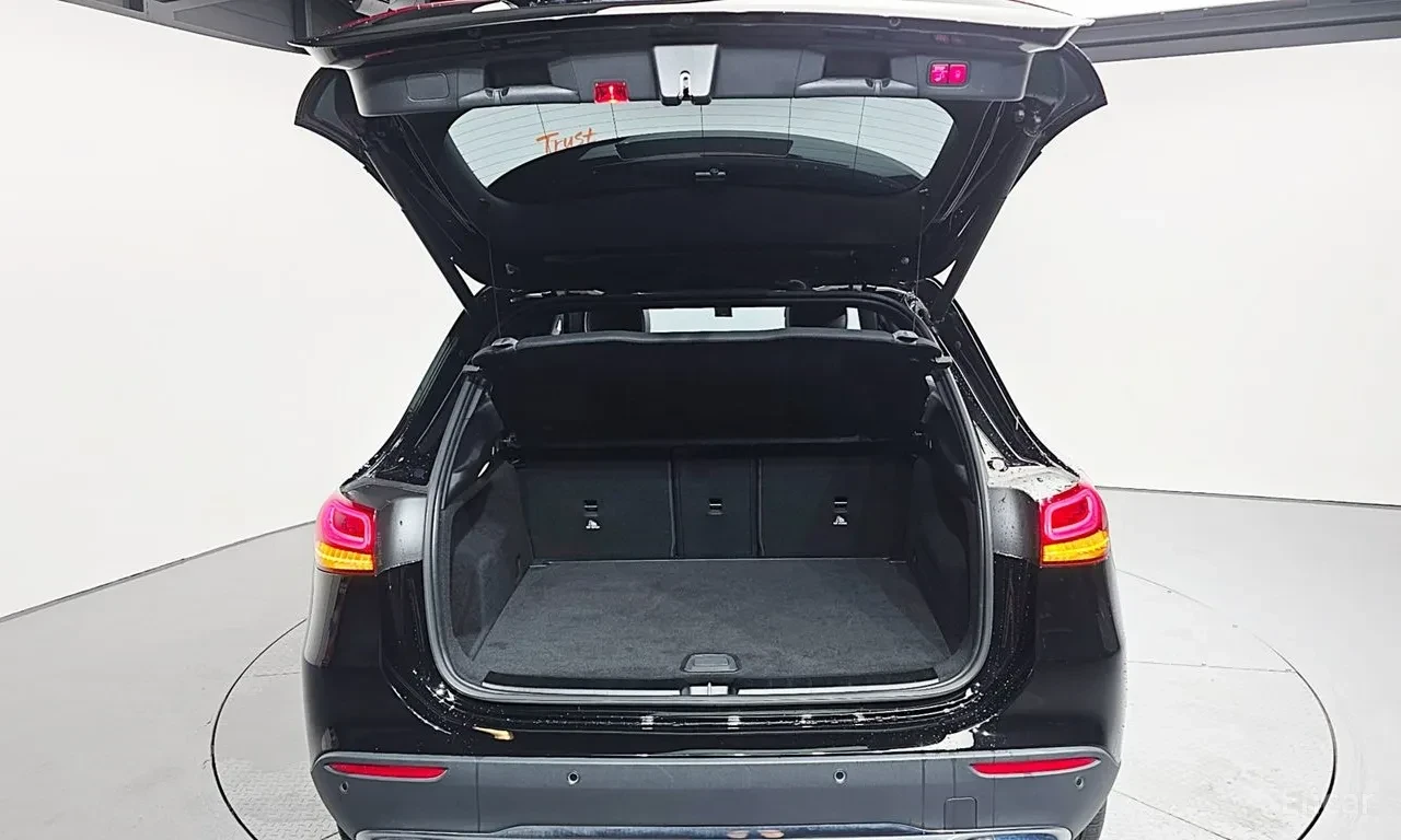 Mercedes-Benz GLA 220 Памет* Ambient* Камера* Подгрев* Панорама, снимка 17 - Автомобили и джипове - 55752140